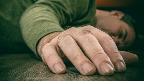 Bărbat căzut mort pe podea în apartament, crimă, asasinat, victima unui agresor, ucis, deces