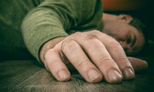 Bărbat căzut mort pe podea în apartament, crimă, asasinat, victima unui agresor, ucis, deces