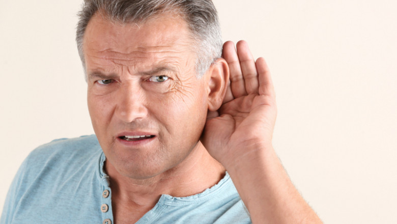 Bărbat surd, cu deficiențe de auz, urechi slabe, probleme auditive