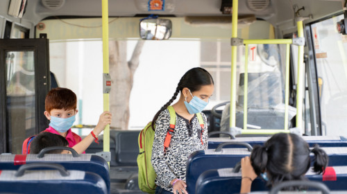 Elevi în autobuz către școală, educație, învățământ, transport rutier, gratuitate