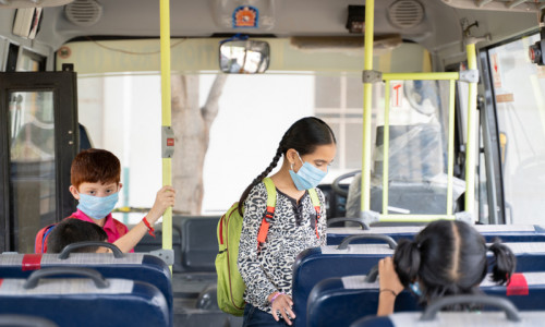 Elevi în autobuz către școală, educație, învățământ, transport rutier, gratuitate