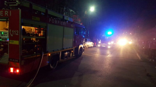 Pompieri noaptea, incendiu, foc, flăcări