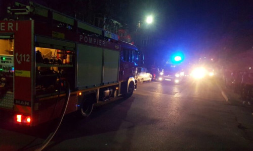 Pompieri noaptea, incendiu, foc, flăcări