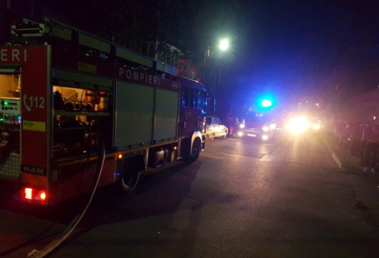 Pompieri noaptea, incendiu, foc, flăcări