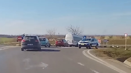 Mașina Poliției Galați circulă pe contrasens
