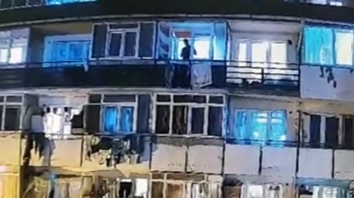 Locuințe sociale în Pitești, aruncă gunoaie de la balcon