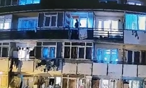 Locuințe sociale în Pitești, aruncă gunoaie de la balcon