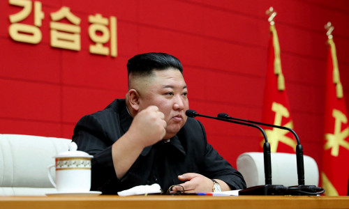 Kim Jong Un cu pumnul ridicat