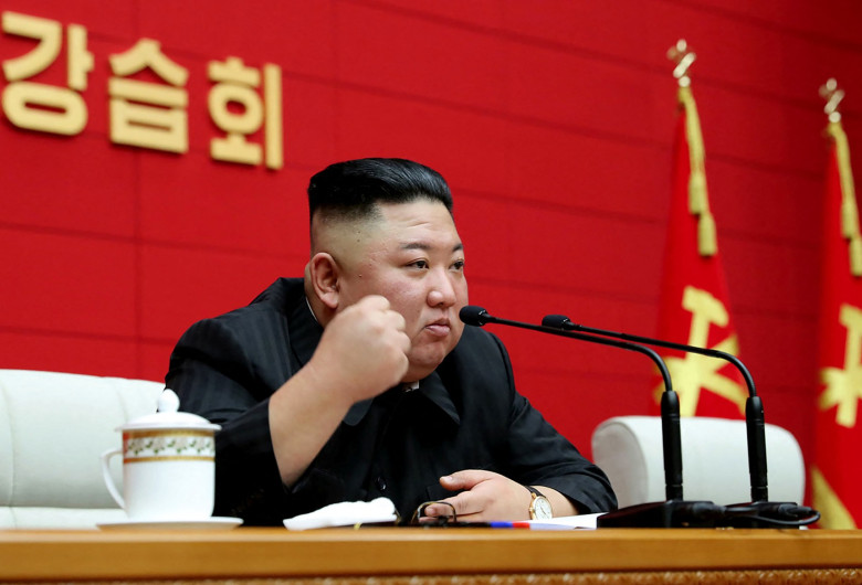 Kim Jong Un cu pumnul ridicat
