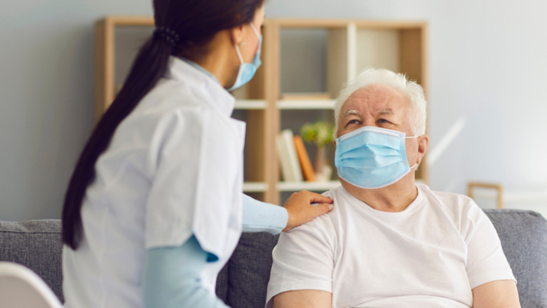 Bătrân cu mască și asistentă de COVID-19, coronavirus, SARS-CoV-2, tratament, îngrijitoare