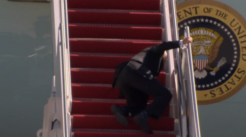 Joe Biden cade pe scările Air Force One