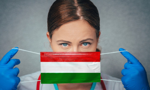 Asistentă, doctoriță, infirmieră, cadru sanitar în Ungaria cu COVID-19, coronavirus, SARS-CoV-2 și mască
