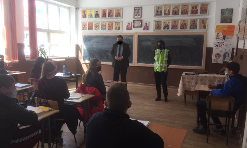 Profesor cu mască desenată pe față