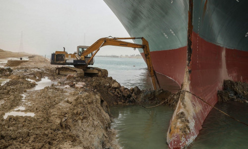 HANDOUT - 25 March 2021, Egypt, Suez: An excavator attempts to free the front end of the 