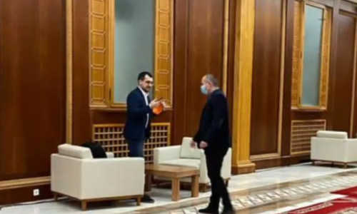 Voiculescu fără mască în Parlament