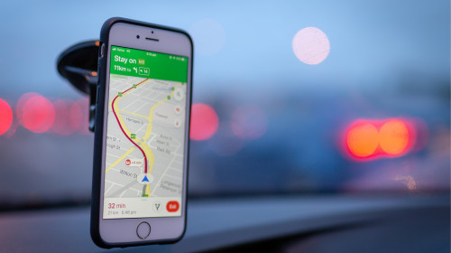 Google Maps ca GPS la o mașină cu șofer care conduce pe stradă la o destinație