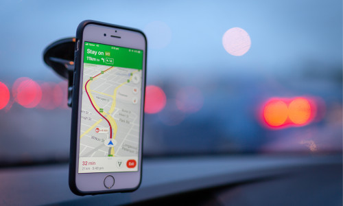 Google Maps ca GPS la o mașină cu șofer care conduce pe stradă la o destinație