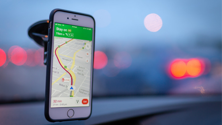 Google Maps ca GPS la o mașină cu șofer care conduce pe stradă la o destinație
