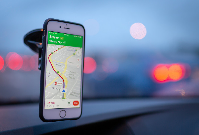 Google Maps ca GPS la o mașină cu șofer care conduce pe stradă la o destinație