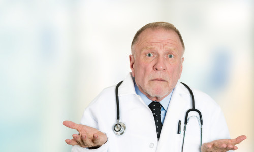 Doctor prost care nu știe nimic, medic, nedumerit, se întreabă, mirat, sistem sanitar, stetoscop, neștiință, rețete neeliberate