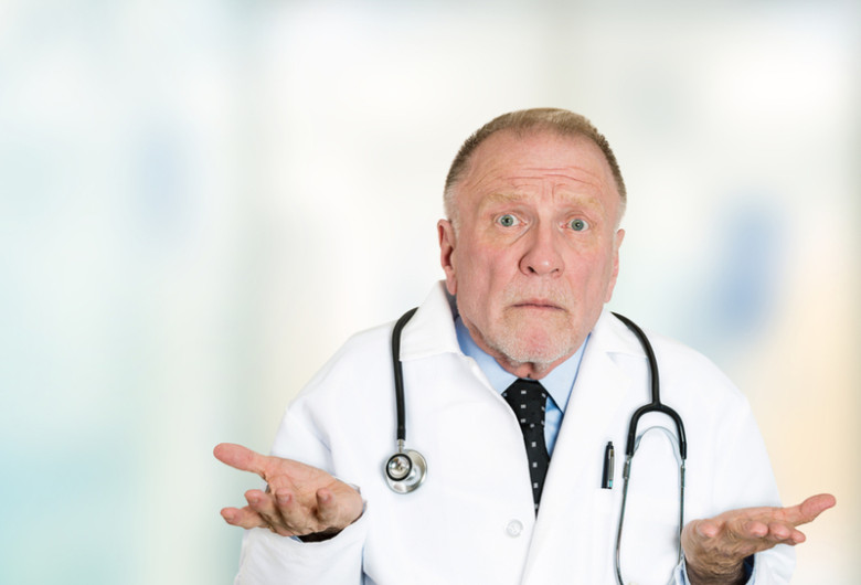 Doctor prost care nu știe nimic, medic, nedumerit, se întreabă, mirat, sistem sanitar, stetoscop, neștiință, rețete neeliberate