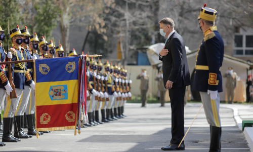 Klaus Iohannis la Institutul Cantacuzino cu fanfară și militari