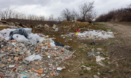 Livadă devenită groapă de gunoi cu deșeuri și moloz în Galați