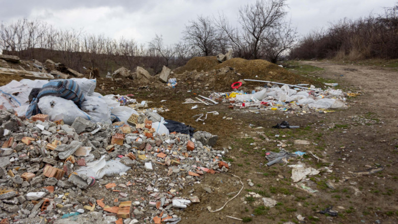 Livadă devenită groapă de gunoi cu deșeuri și moloz în Galați