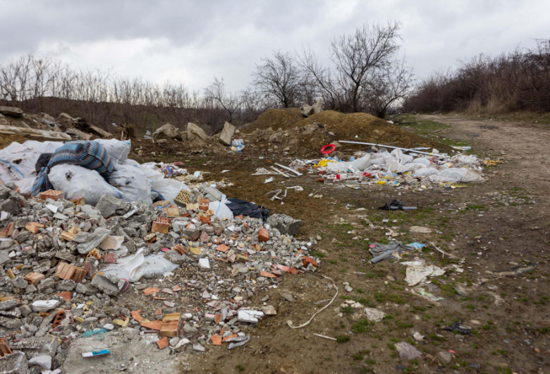 Livadă devenită groapă de gunoi cu deșeuri și moloz în Galați