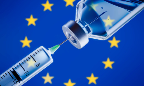 Vaccinare, imunizare cu ser dintr-o doză în care e o seringă și se face injecție de imunitate colectivă anti-COVID-19, coronavirus, SARS-CoV-2