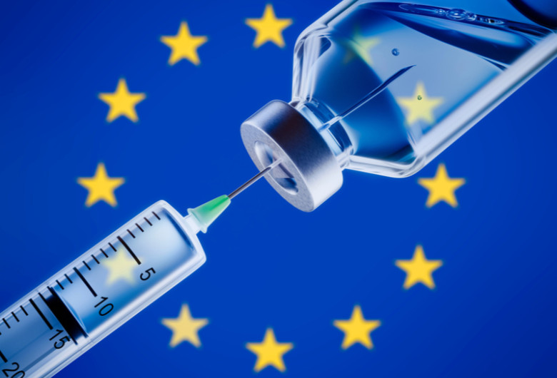 Vaccinare, imunizare cu ser dintr-o doză în care e o seringă și se face injecție de imunitate colectivă anti-COVID-19, coronavirus, SARS-CoV-2