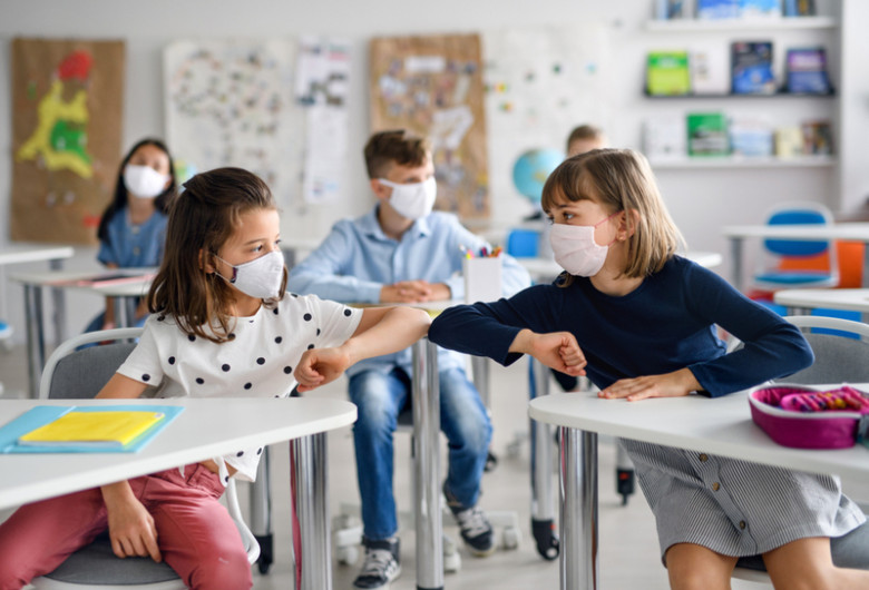 Elevi la școală în clase unde se fac cursuri cu mască de coronavirus, COVID-19, educație, învățământ