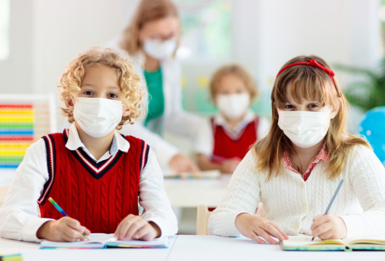 Elevi de învățământ primar la școală, în clase, educație