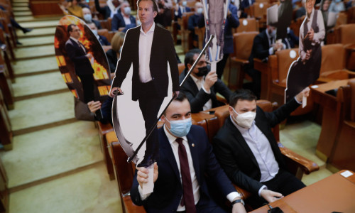 PSD-iști protestează în Parlament împotriva lui Florin Cîțu