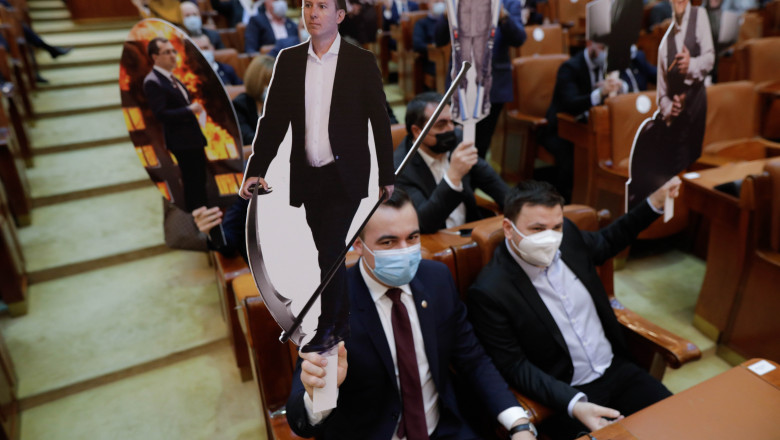 PSD-iști protestează în Parlament împotriva lui Florin Cîțu