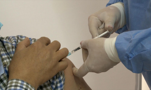 Vaccinare cu seringă, injecție, ser, doze, COVID-19, imunizare