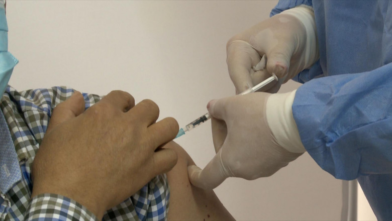 Vaccinare cu seringă, injecție, ser, doze, COVID-19, imunizare