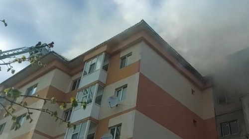 Incendiu la un acoperiș de bloc din Giurgiu