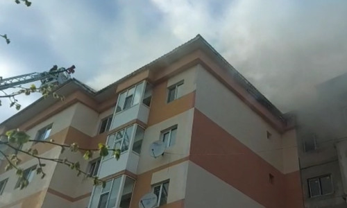 Incendiu la un acoperiș de bloc din Giurgiu