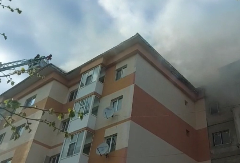 Incendiu la un acoperiș de bloc din Giurgiu