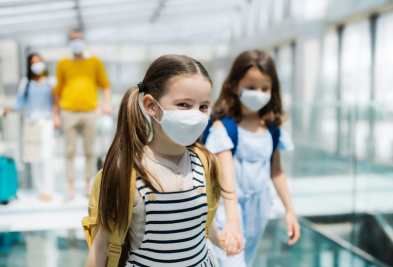 Eleve, elevi cu mască de coronavirus COVID-19, în vacanță, educație, școală, învățământ, relaxare
