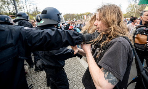 Protest antirestricții la Berlin, Germania, polițiști, protestatari