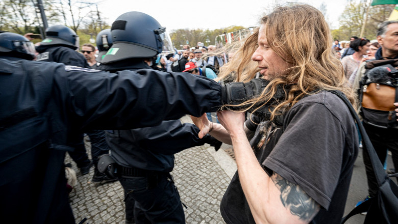 Protest antirestricții la Berlin, Germania, polițiști, protestatari
