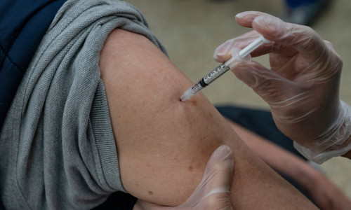 Vaccinare cu seringă de injecție cu ac anti-COVID-19, coronavirus, ser, doze, rapel, subcutanat