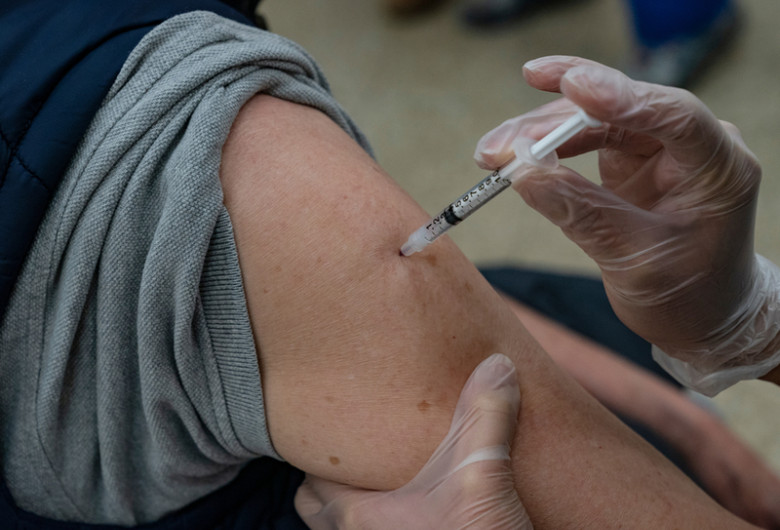 Vaccinare cu seringă de injecție cu ac anti-COVID-19, coronavirus, ser, doze, rapel, subcutanat