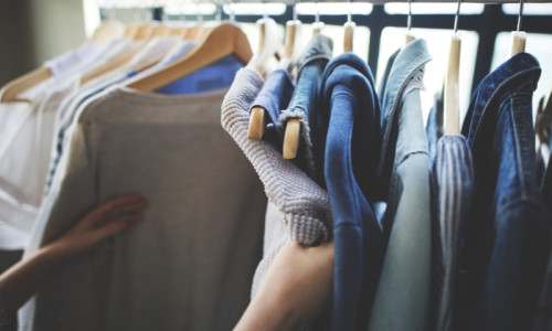 Haine, îmbrăcăminte, cumpărături vestimentare, fashion, modă, bluze, tricouri, cămăși, țoale