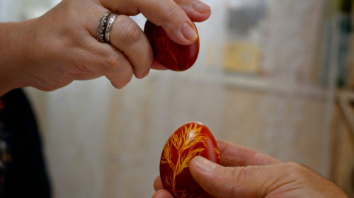 Ciocnit ouă roșii de Paști, masă, familie de Învierea Domnului, sărbătoare de creștinism