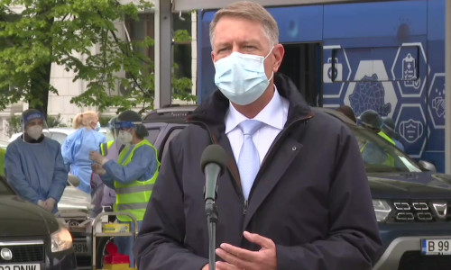 Klaus Iohannis la centrul drive-thru de vaccinare din Constituției