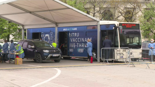 Centru de vaccinare COVID-19 drive-thru în Piața Constituției