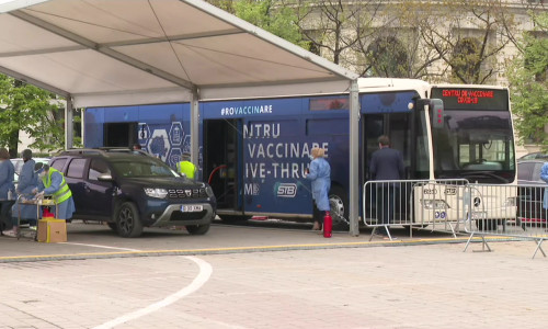 Centru de vaccinare COVID-19 drive-thru în Piața Constituției